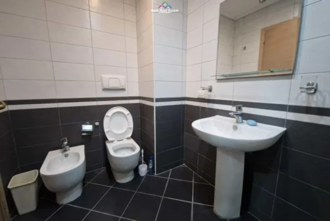 Tirane, jepet me qera apartament 2+1+Ballkon Kati 4, 142 m² 750 € (liqeni)