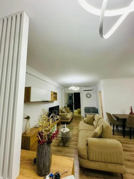Tirane, jepet me qera apartament 1+1 Kati 5, 60 m² 500 € (Yzberisht)