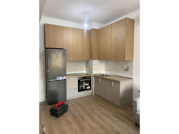 Tirane, jepet me qera apartament 1+1+Ballkon Kati 4, 60 m² 450 € (ALIDEMI)