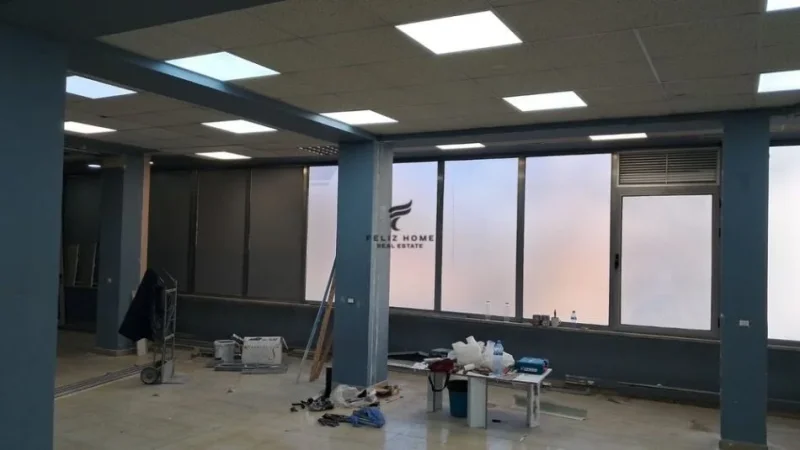 Tirane, jepet me qera zyre Kati 3, 200 m² 2.000 € (FARMACIA 10)