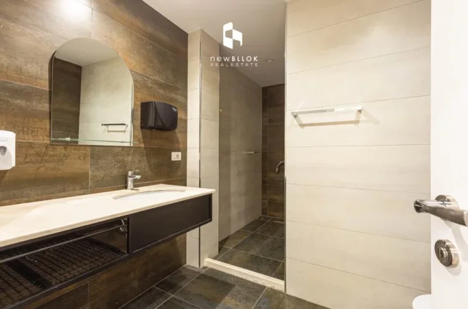 Zyre Absolute - Open Space (Vesa Center) Rruge Kryesore, BLLOK (160 m2) Parket Zvicerian