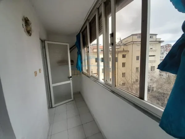 Tirane, jepet me qera apartament 1+1 Kati 5, 56 m² 500 € (BULEVARDI ZOGU I PAR)
