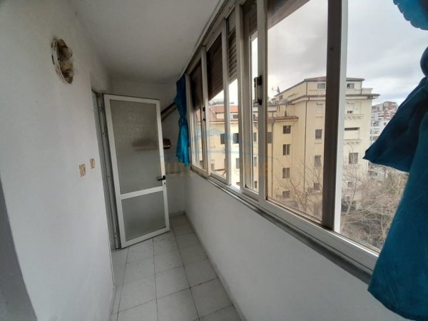 Tirane, jepet me qera apartament 1+1 Kati 5, 56 m² 500 € (BULEVARDI ZOGU I PAR)