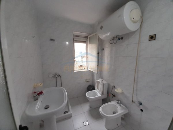 Tirane, jepet me qera apartament 1+1 Kati 5, 56 m² 500 € (BULEVARDI ZOGU I PAR)