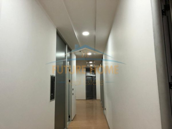 Tirane, jepet me qera ambjent biznesi Kati 1, 780 m² 24.000 € (Bulevardi Deshmoret E Kombit)