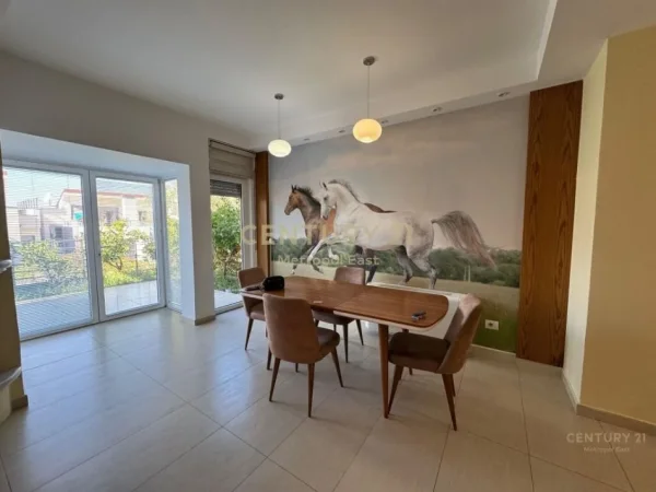 Tirane, jepet me qera Vile 4+1+Aneks+Ballkon Kati 2, 431 m² 2.500 € (sunrise residence)