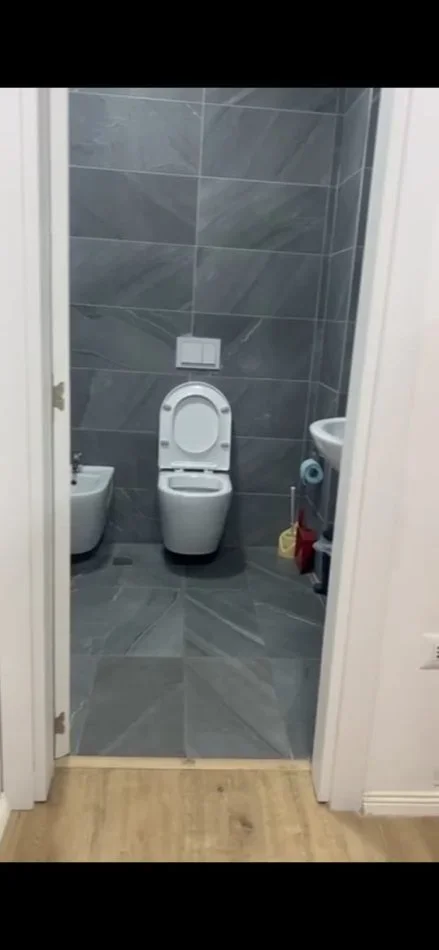 Tirane, jepet me qera zyre Kati 3, 67 m² 600 € (SIRI KODRA)