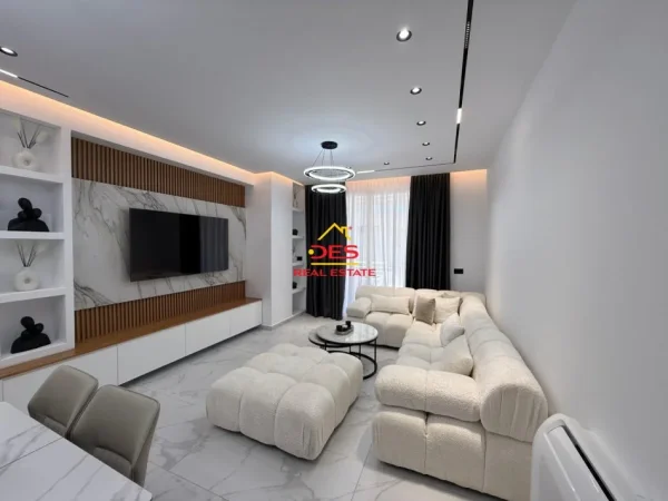 Vlore, jepet me qera apartament 2+1+Ballkon Kati 8, 800 € (Lungomare)