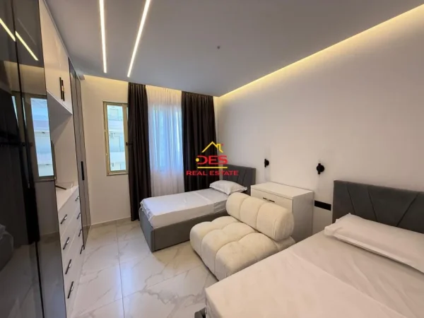 Vlore, jepet me qera apartament 2+1+Ballkon Kati 8, 800 € (Lungomare)