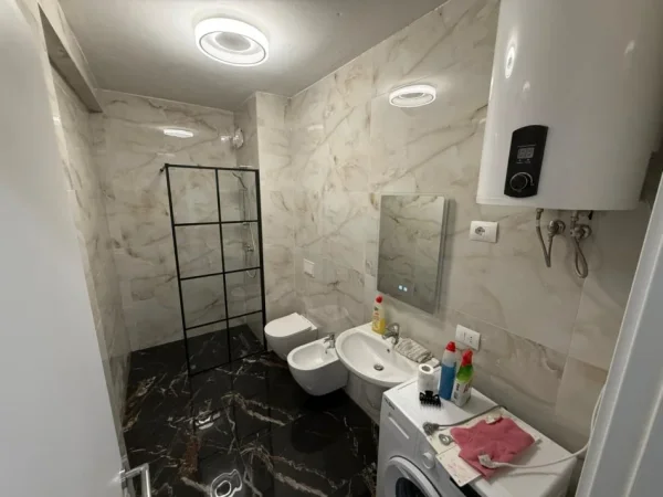 Tirane, jepet me qera apartament 1+1 Kati 8, 600 € 