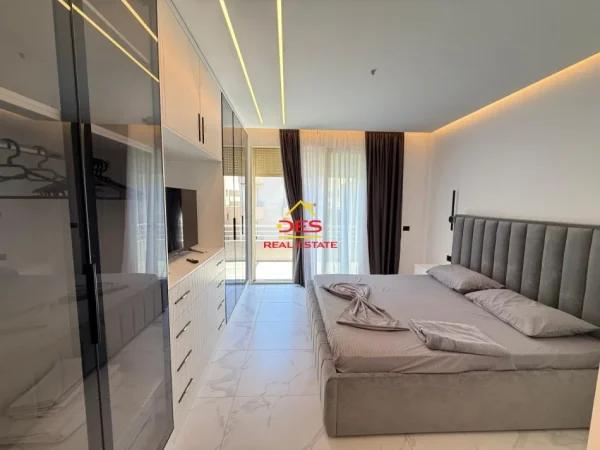 Vlore, jepet me qera apartament 2+1+Ballkon Kati 8, 800 € (Lungomare)