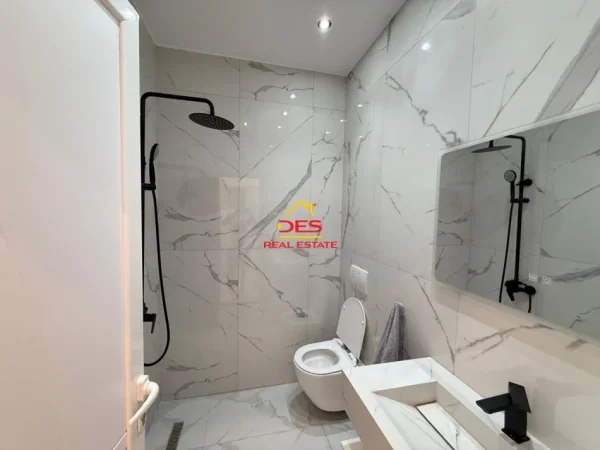 Vlore, jepet me qera apartament 2+1+Ballkon Kati 8, 800 € (Lungomare)