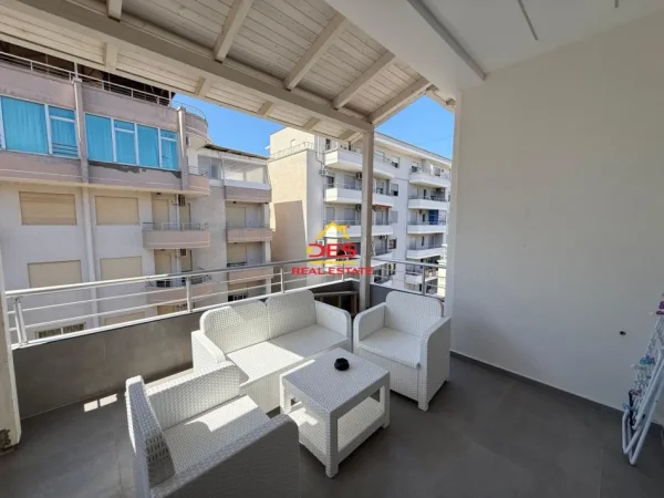 Vlore, jepet me qera apartament 2+1+Ballkon Kati 8, 800 € (Lungomare)