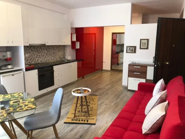 Tirane, jepet me qera garsonier 1+1 , 45 m² 400 € (Përball Delijorgjit)