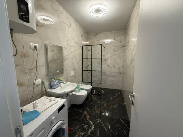 Tirane, jepet me qera apartament 1+1 Kati 8, 550 € 