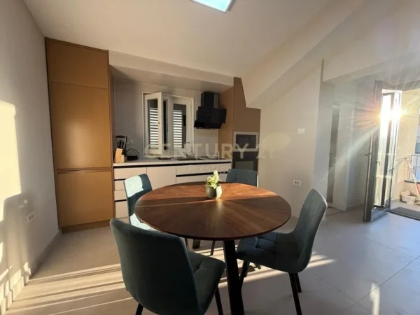 Tirane, jepet me qera apartament 2+1 Kati 3, 100 m² 900 € (Qyteti Studenti)