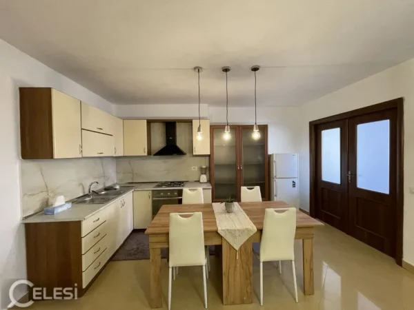 Shqiperi, jepet me qera apartament 2+1+Ballkon Kati 4, 83 m² 750 € (QENDER)