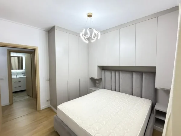 Tirane, jepet me qera apartament Kati 2, 700 € (Kopshti Zoologjik)