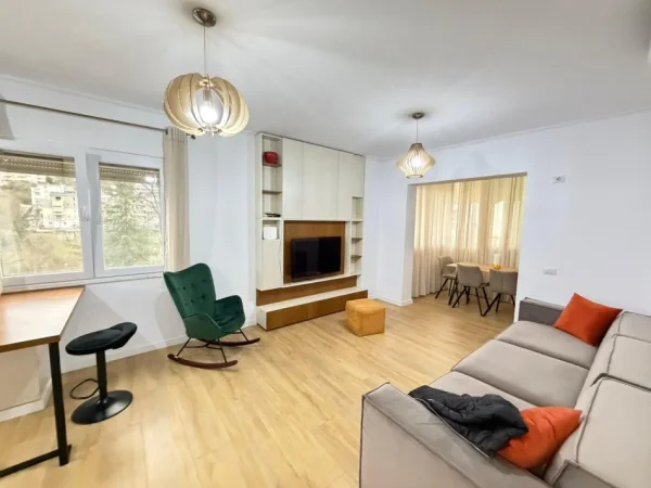 Tirane, jepet me qera apartament Kati 2, 700 € (Kopshti Zoologjik)