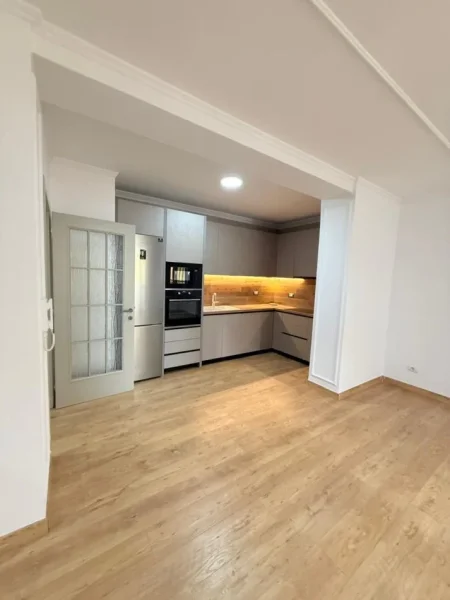 Tirane, jepet me qera apartament 2+1 , 106 m² 1.200 € (bllok)