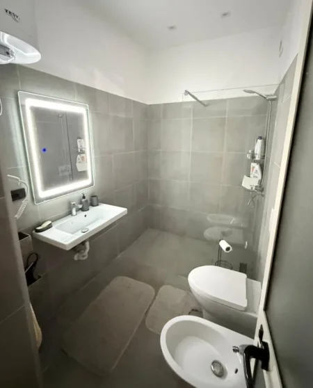 Vlore, jepet me qera apartament 2+1 , 160 m² 2.000 € 