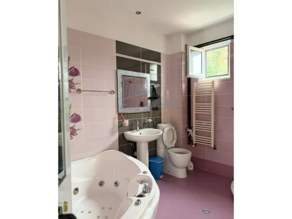 Tirane, shitet hotel Kati 0, 2.400 m² 900.000 € (Vaqarr)