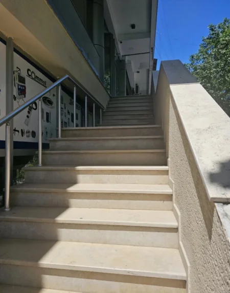 Tirane, shitet dyqan Kati 1, 120 m² (Bulevardi Bajram Curri)