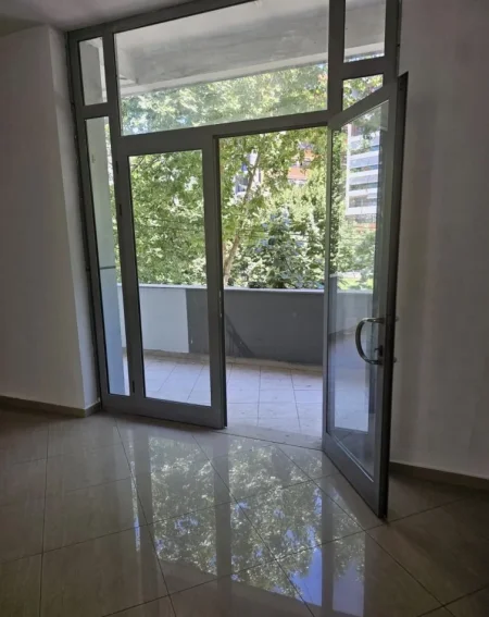 Tirane, shitet dyqan Kati 1, 120 m² (Bulevardi Bajram Curri)