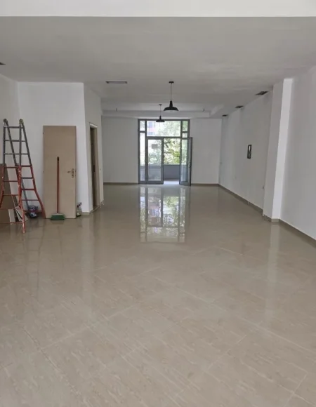 Tirane, shitet dyqan Kati 1, 120 m² (Bulevardi Bajram Curri)
