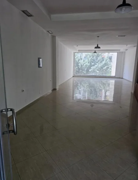 Tirane, shitet dyqan Kati 1, 120 m² (Bulevardi Bajram Curri)