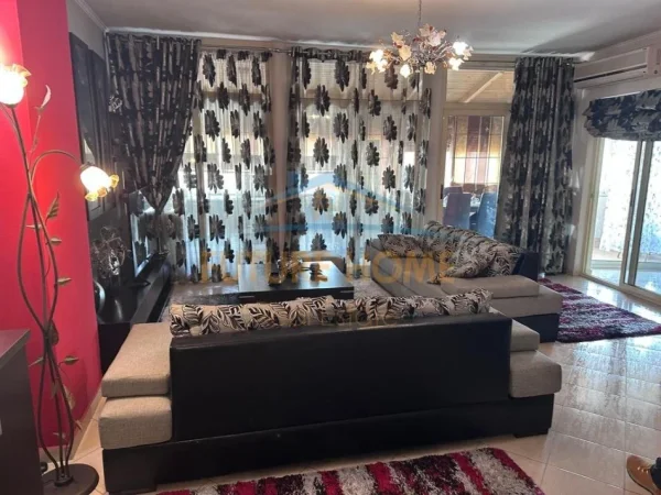 Tirane, jepet me qera apartament 2+1 , 90 m² 700 €   Rruga e Barrikadave,