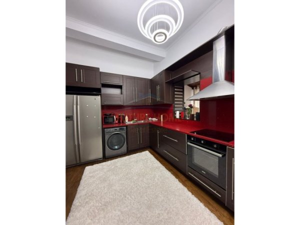 Tirane, jepet me qera apartament 2+1 Kati 4, 120 m² 1.200 € (rruga e dibres)