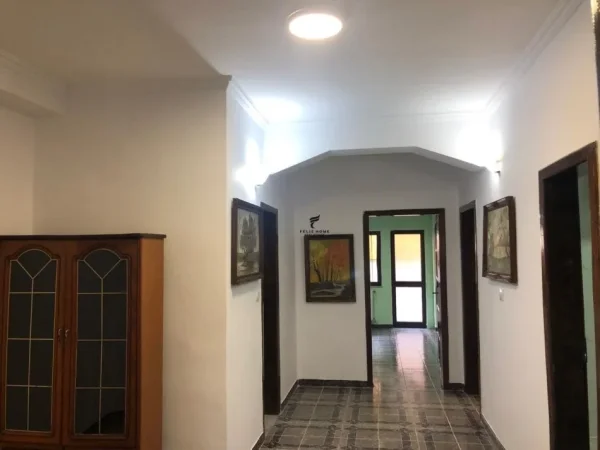 Tirane, jepet me qera zyre Kati 1, 121 m² 650 € (21 DHJETORI)