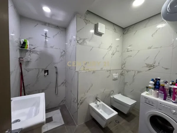 Tirane, jepet me qera apartament 1+1 Kati 3, 100 m² 700 € (Kodra e Diellit)