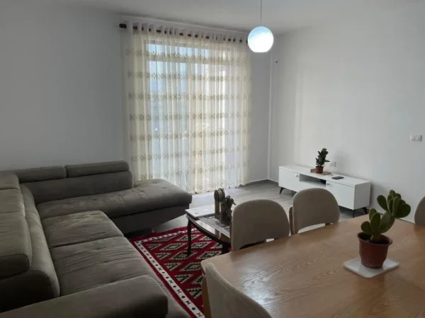 Tirane, jepet me qera apartament 3+1 Kati 3, 120 m² 700 € (Rruga 5 Maji)