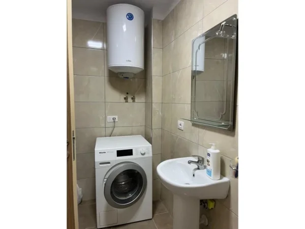 Tirane, jepet me qera apartament 3+1 Kati 3, 120 m² 700 € (Rruga 5 Maji)