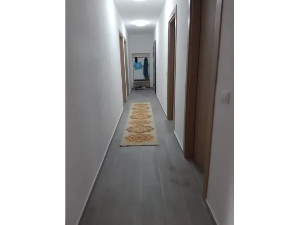 Tirane, jepet me qera apartament 3+1 Kati 3, 120 m² 700 € (Rruga 5 Maji)