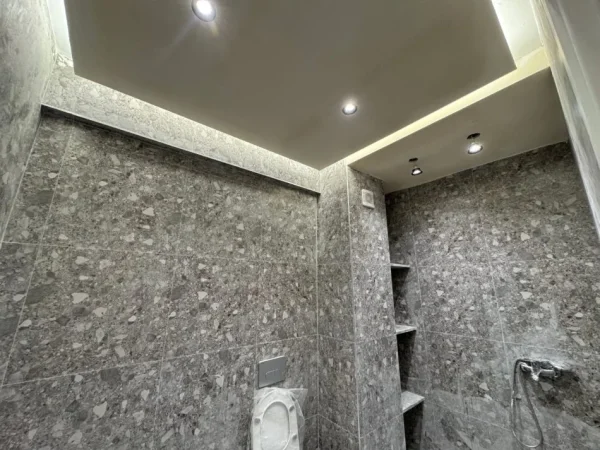 Tirane, jepet me qera zyre Kati 3, 64 m² 450 € (ASTIR)