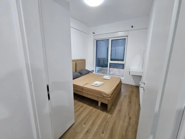 Tirane, jepet me qera apartament 1+1 , 55 m² 480 € (Rezidenca Oxa)