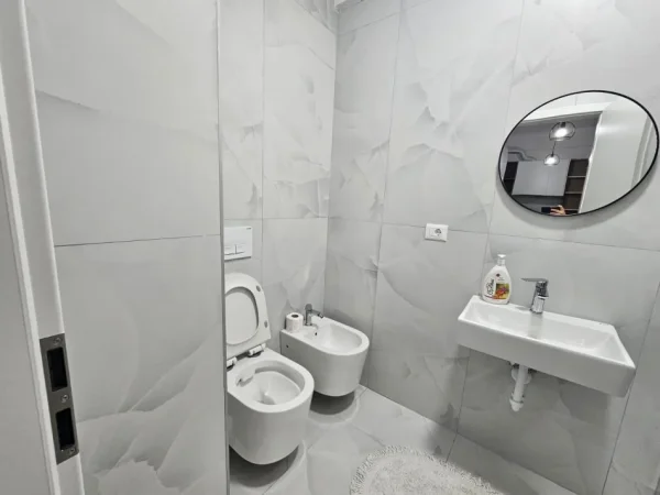 Tirane, jepet me qera apartament 1+1 , 55 m² 480 € (Rezidenca Oxa)