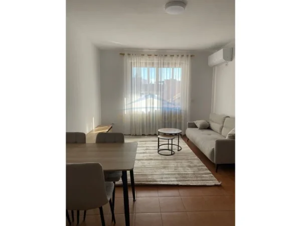 Tirane, jepet me qera apartament 2+1 Kati 3, 82 m² 600 € 