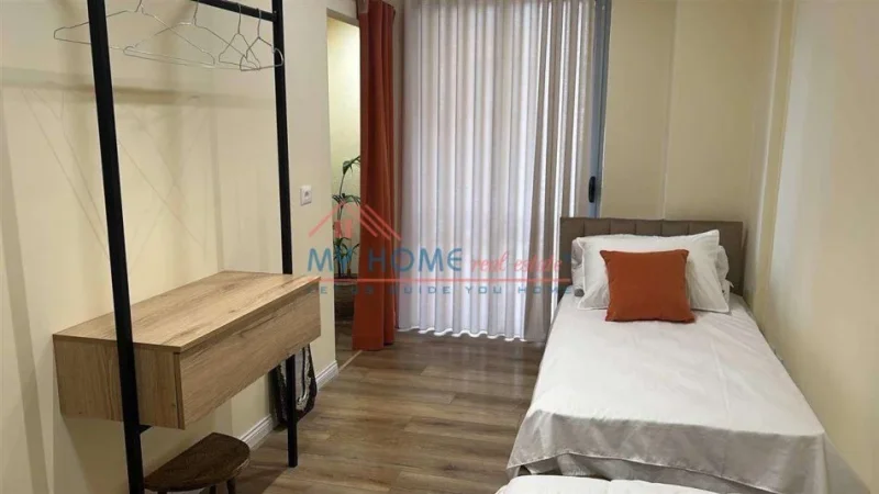 Tirane, jepet me qera apartament 2+1+Ballkon Kati 2, 100 m² 700 € (Rruga Hoxha Tahsim)