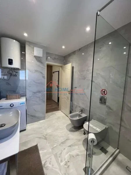 Tirane, jepet me qera apartament 1+1+Ballkon Kati 11, 67 m² 870 € (Piaca)