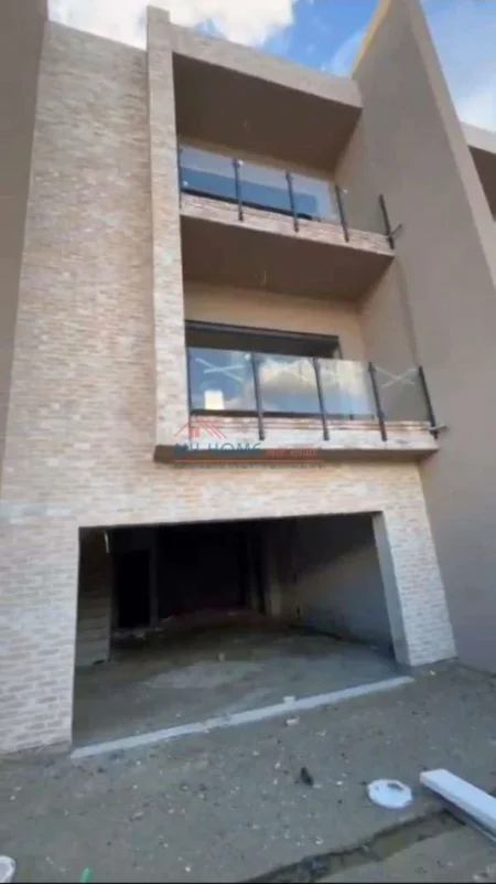Tirane, shitet Vile 3 Katshe Kati 4, 210 m² 390.000 € (Farke)