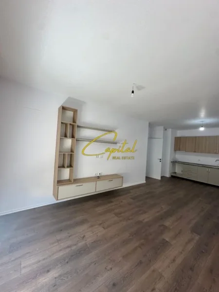 Tirane, jepet me qera zyre Kati 5, 100 m² 550 € (5 MAJI)