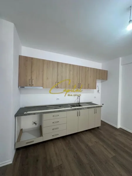 Tirane, jepet me qera zyre Kati 5, 100 m² 550 € (5 MAJI)