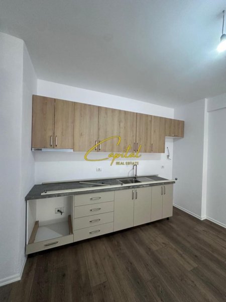 Tirane, jepet me qera zyre Kati 5, 100 m² 550 € (5 MAJI)