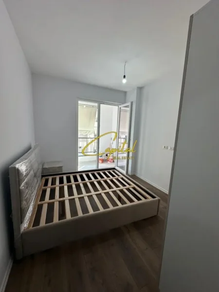 Tirane, jepet me qera zyre Kati 5, 100 m² 550 € (5 MAJI)