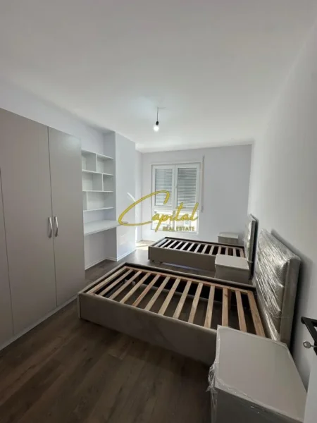Tirane, jepet me qera zyre Kati 5, 100 m² 550 € (5 MAJI)