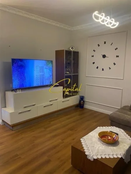 Tirane, jepet me qera apartament 2+1 Kati 1, 79 m² 650 € (RRUGA E DIBRES)